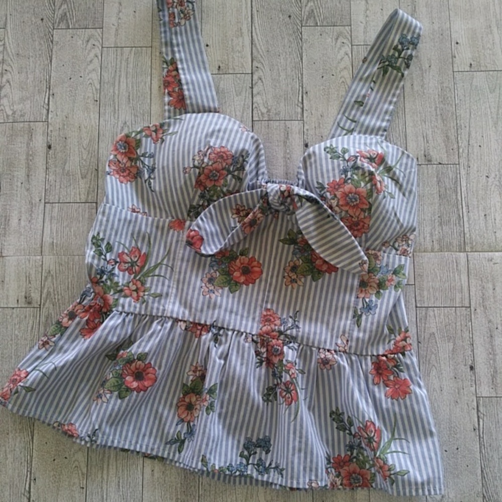 5/$25 Blue and White Striped Flower Tank Top Size Medium